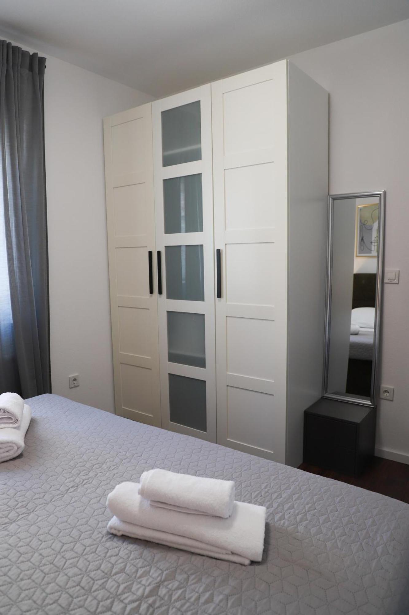 Holiday Apartments Ivano & Leo - Private Parking Zadar Exterior foto